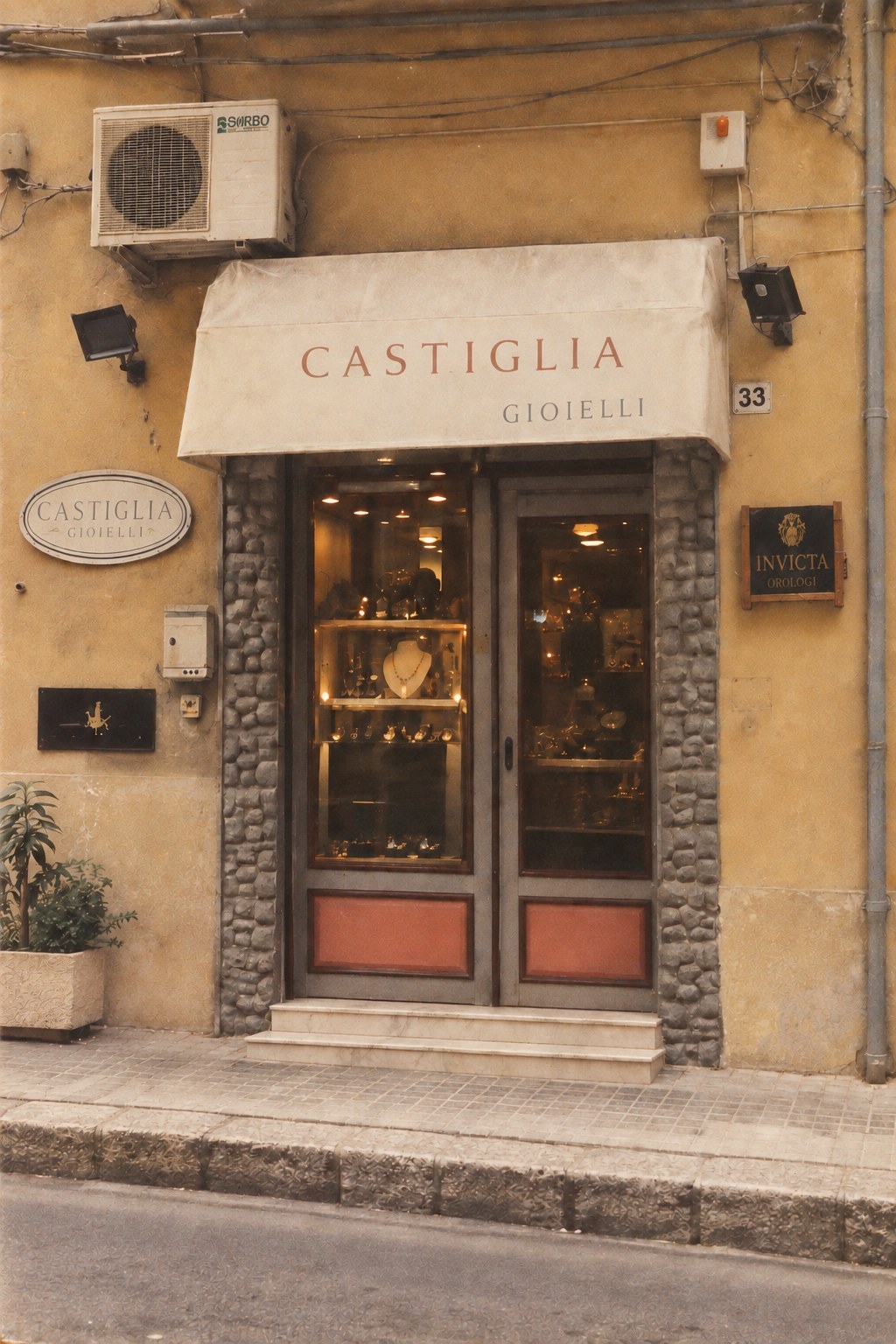 La prima sede di Gioielli Castiglia, in Corso Salvatore Aldisio a Gela